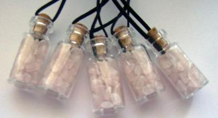 Prívesok- fľaštička- ruženín,