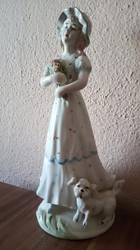 Porcelánová soška dáma so psíkom,