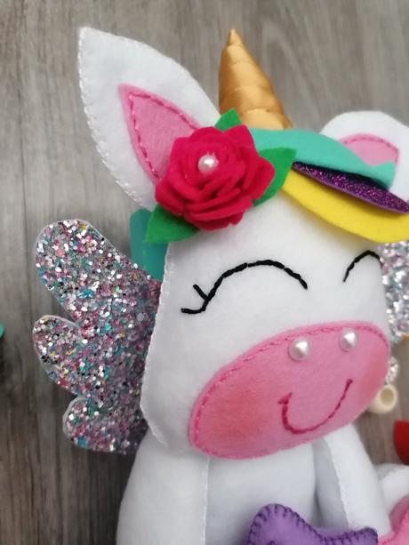 Rucne šitý jednorožec, 