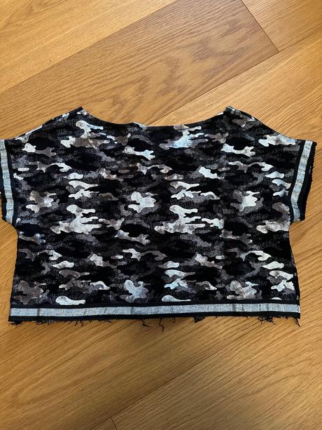 Crop top please, pleas,s