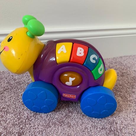 Slimák fisherprice na kolieskach,