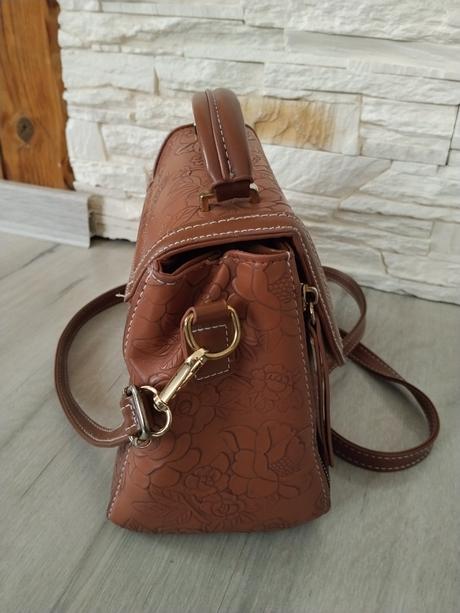 Kabelka s reliéfom, 