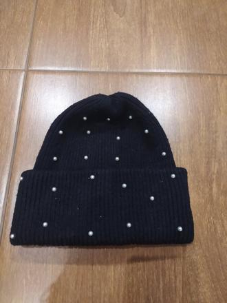 Čiapka zdobena perličkami, orsay