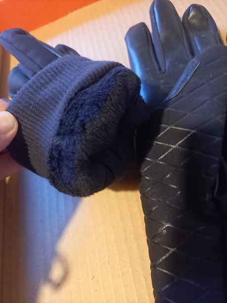 Rukavice na koníky, 146