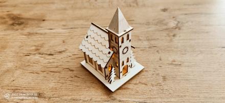 Drevený kostol s led svetlom, 