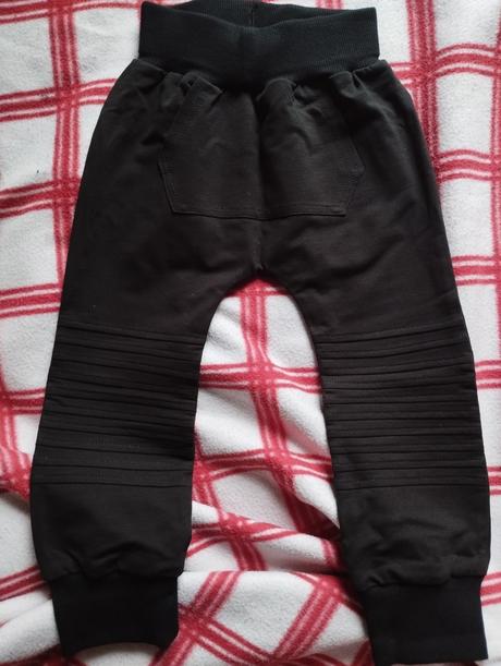 Tenke cierne teplaky, 92