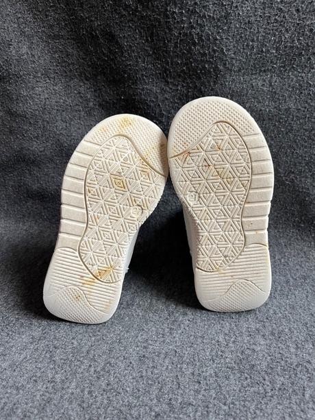 Vyvýšené tenisky, 27