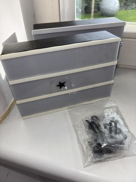 2 svietiace tabuľky s písmenami,