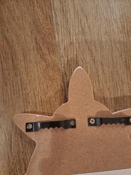 Drevený meter s výrezmi na fotky, 