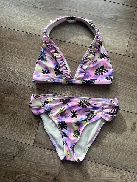 Trojuholnikové plavky, 146