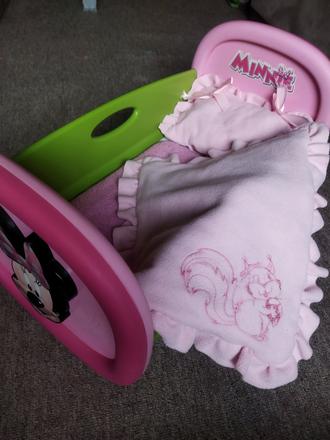 Postieľka pre bábiku minnie,