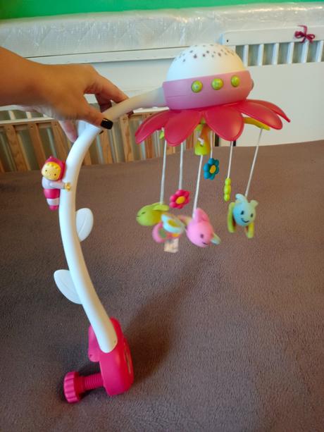 Detský kolotoč nad postieľku,