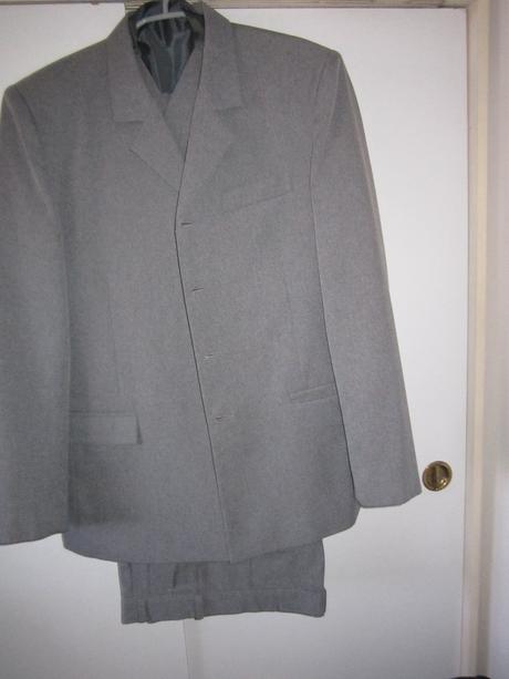 1568. šedý oblek, 46