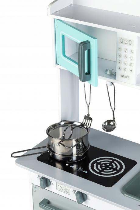 Drevená kuchynka s príslušenstvom,