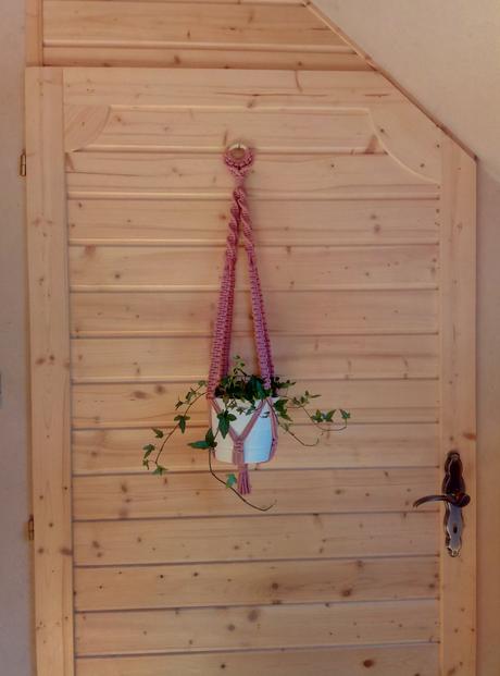 Staroružový závesný kvetináč, 