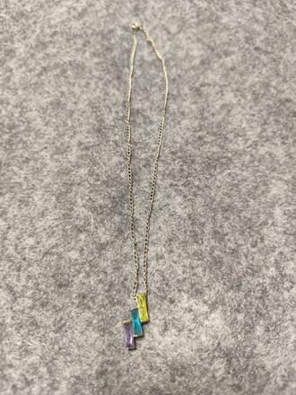 Nahrdelnik s farebnymi kamienkami,