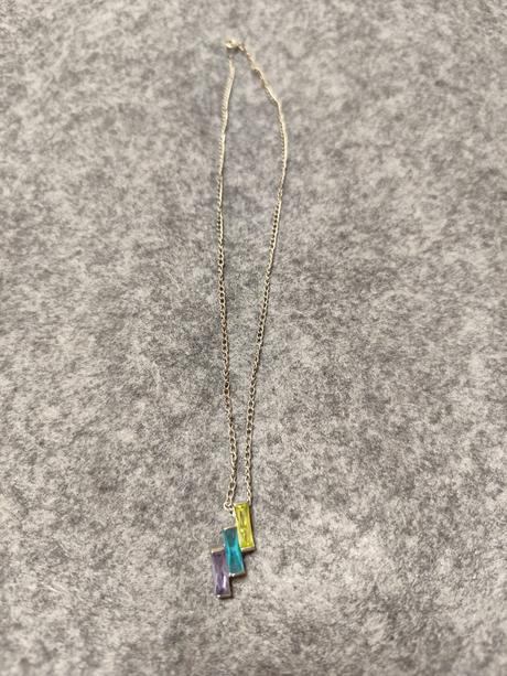 Nahrdelnik s farebnymi kamienkami, 