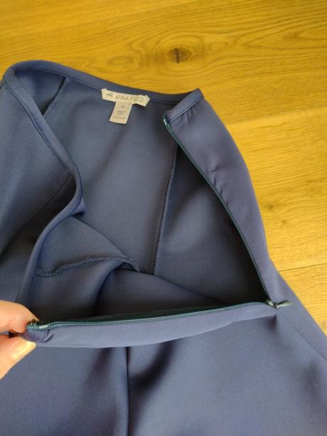 Tmavomodrá midi sukňa, 36