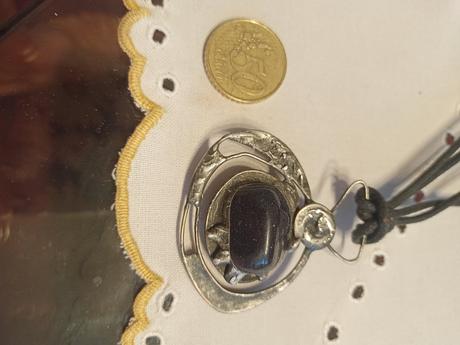 Čierny náhrdelník s prírodným kameňom,