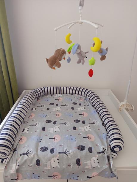 Dreveny prebalovaci pult pre babo s prislusenstvom,