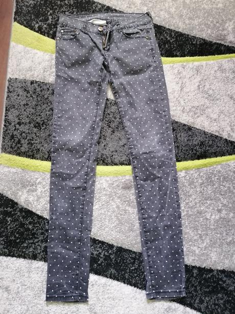 Tmavo sivé nohavice, 26