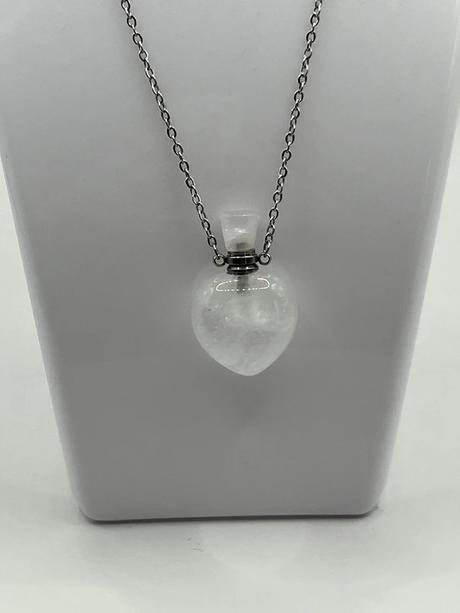 Nahrdelnik s priveskom na parfem, 