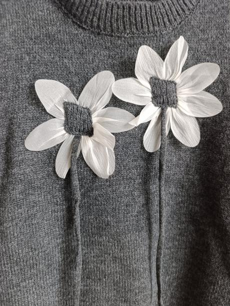 Dámska sivá vesta s kvetmi, m