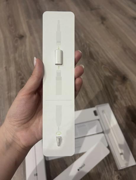 Apple pencil, apple