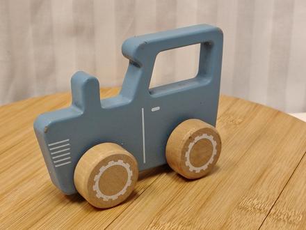 Drevený traktor pastelovomodrý little dutch 12,5cm,