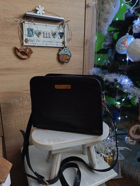 Dámska čierna kabelka, 