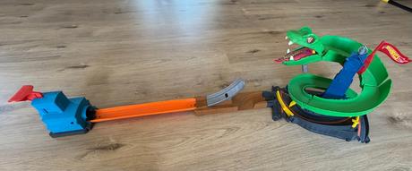 Dráha hot wheels "zatoč s kobrou", 