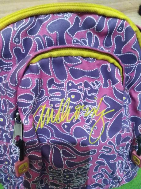 Dievčenský ruksak, authority