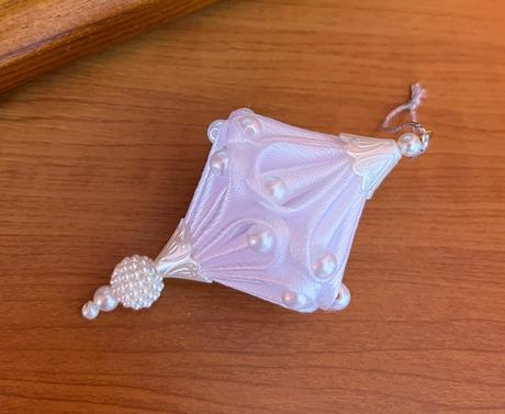 Vianočná saténová kvapka, 