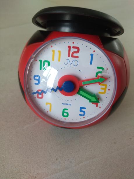 Budík červený futbalová lopta,