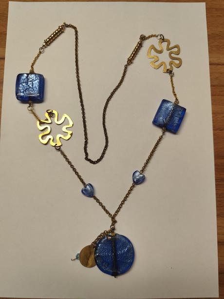 Nadherny nahrdelnik modro zlatej farby, 