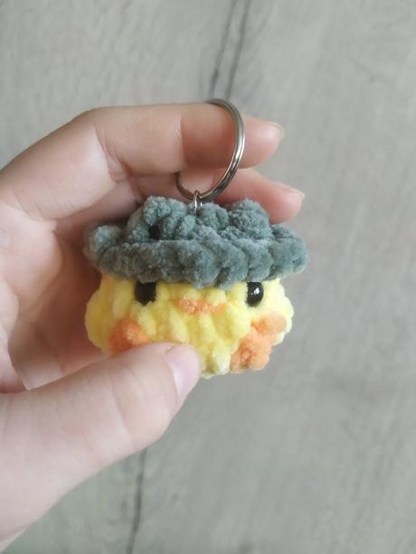 (kľúčenka) kuriatko s žabaciou čiapočkou, 