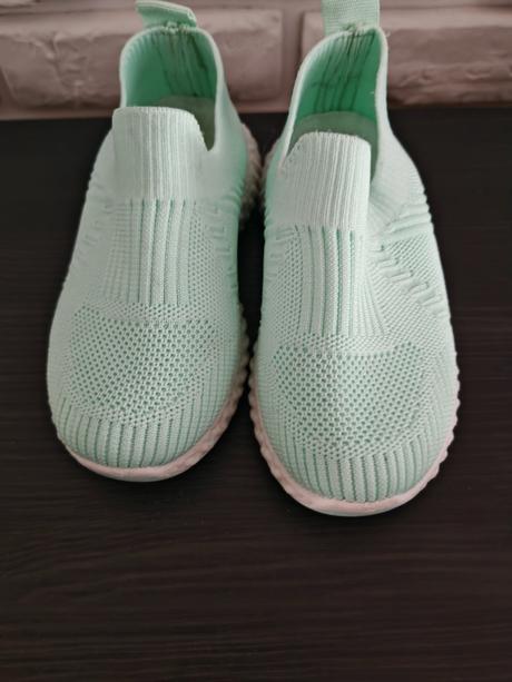 Krásne ľahučké, nazuvacie tenisky, 27