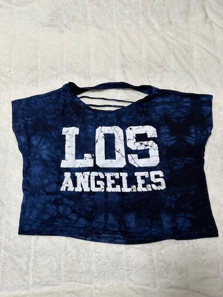 Krátky cropp top s nápisom a otvormi na chrbte, m