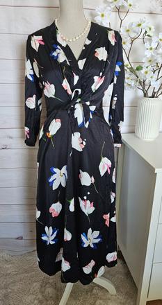 Pekné saténové šaty, 36