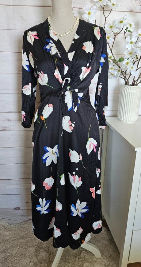 Pekné saténové šaty, 36