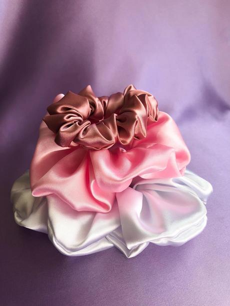 Saténová gumička scrunchie perleťovo biela, 