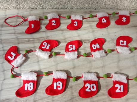 Adventný kalendár s čižmičkami na zavesenie, 