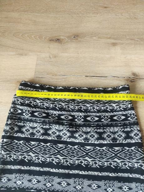 Ciernobiela sukna, camaieu,34