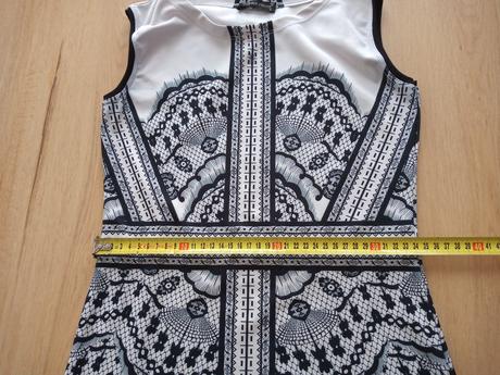 Elastické vzorované šaty, s