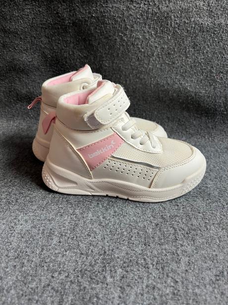 Vyvýšené tenisky, 27