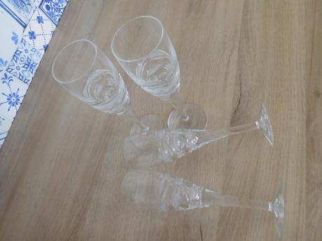 Sklenené poháre na nožičke, 