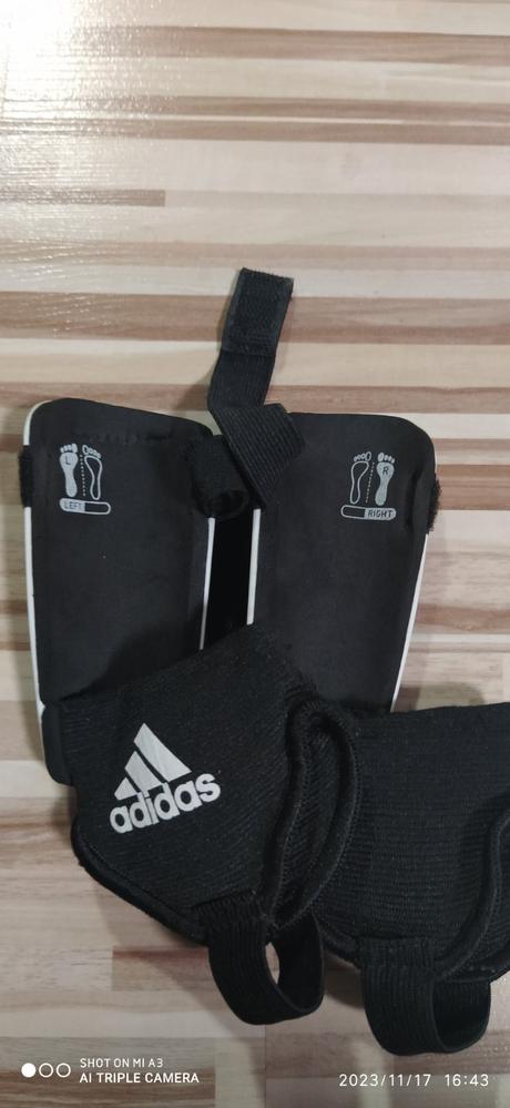 Adidas futbalové chrániče, 