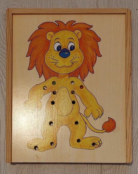 Dreveny obliekaci levik so snurkami, 