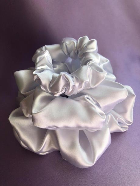 Saténová gumička scrunchie perleťovo biela, 