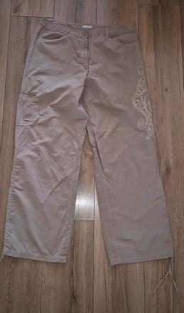 Vyšívané nohavice, 42